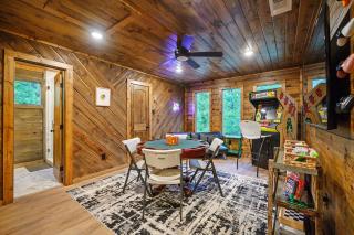 Broken Bow Home with Hot Tub, Game Room and EV Charger - 7