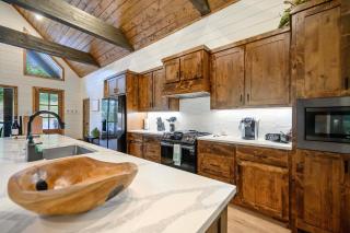 Broken Bow Home with Hot Tub, Game Room and EV Charger - 1