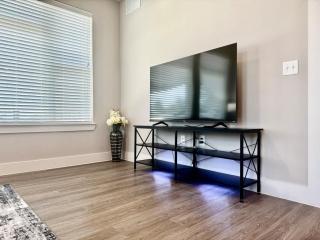 Charming 2-Bed Apt w-Huge Pool & Gym - Austin - 8