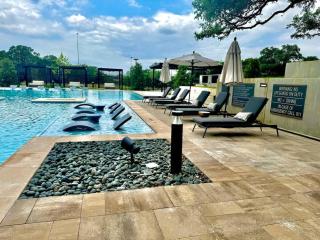 Charming 2-Bed Apt w-Huge Pool & Gym - Austin - 0
