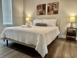 Charming 2-Bed Apt w-Huge Pool & Gym - Austin - 6