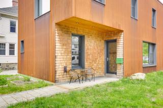 Walk to Shops and Eats Sleek Portland Studio! - Portland - 0