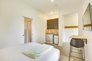 Walk to Shops and Eats Sleek Portland Studio! - Portland - 8