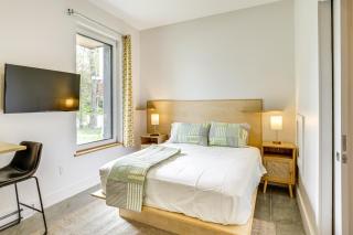 Walk to Shops and Eats Sleek Portland Studio! - Portland - 9