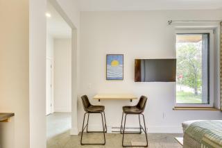 Walk to Shops and Eats Sleek Portland Studio! - Portland - 6