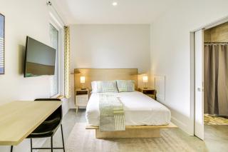 Walk to Shops and Eats Sleek Portland Studio! - Portland - 7