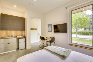 Walk to Shops and Eats Sleek Portland Studio! - Portland - 5