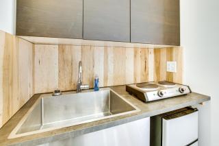 Walk to Shops and Eats Sleek Portland Studio! - Portland - 3
