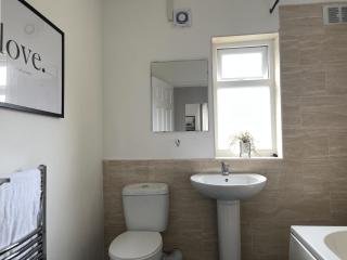 Entire Home in Leeds, Free Parking, Free WiFi - 3