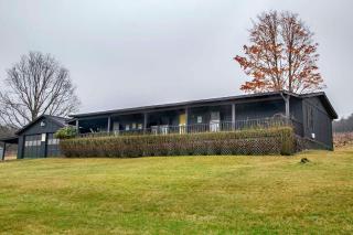 Purple Parrot - Hammondsport - 9