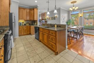 Huge Downtown Retreat with Free Parking - 8