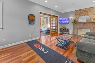 Huge Downtown Retreat with Free Parking - 7