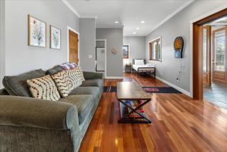 Huge Downtown Retreat with Free Parking - 6