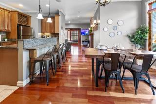 Huge Downtown Retreat with Free Parking - 3