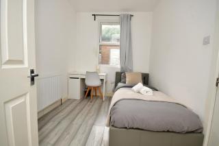 Quite Ensuite room -Shard house - Kingston upon Thames - 0