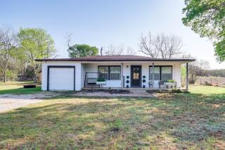 Farmhouse with Backyard Barn-Close River Access! - New Braunfels - 0