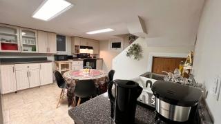Downtown-Jackson Park private Budget Friendly Rooms - Windsor - 2