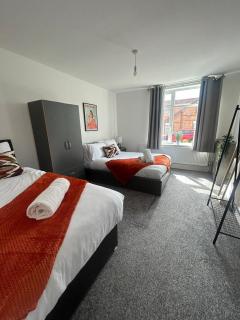 Stylish New 4BR - Great for Groups - Free Parking - Leicester - 2