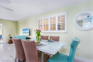 Lulu's Crescent Cottages - Entire two unit complex - 4