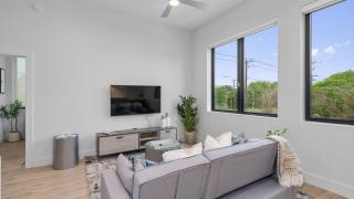 Upstay Brand New Contemporary Apartment near SoCo - Austin - 2