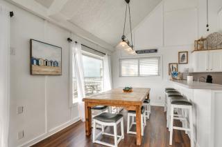 Beach House with Oceanfront Deck in Galveston! - Galveston - 7