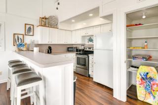 Beach House with Oceanfront Deck in Galveston! - Galveston - 4