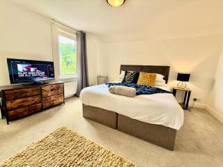 6 bedroom house - Pool table - Contractors - Crew - Colchester - 1