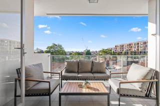 Bright 2-Bed Apartment with Balcony & Garage - Sydney - 7
