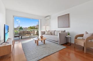Bright 2-Bed Apartment with Balcony & Garage - Sydney - 6