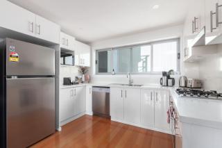 Bright 2-Bed Apartment with Balcony & Garage - Sydney - 3