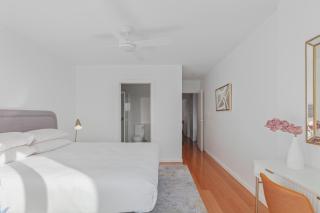 Bright 2-Bed Apartment with Balcony & Garage - Sydney - 2