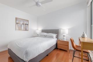 Bright 2-Bed Apartment with Balcony & Garage - Sydney - 1