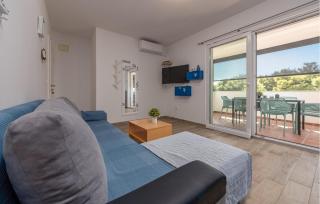 Beach Front Apartment In Povljana - 7