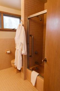 Stunning Midcentury-Modern Riverfront Home - Manitowoc - 6