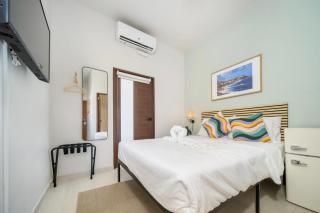 Room 12 Sunlit Balcony Stay Near Calle Cerra - San Juan - 0