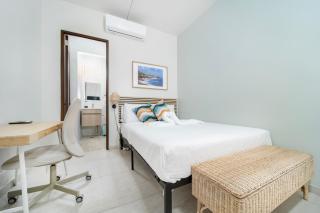 Room 13 Breezy Veranda Stay with City Views - San Juan - 0
