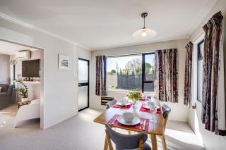 Village Close - prime location in Havelock North! - Havelock North - 4