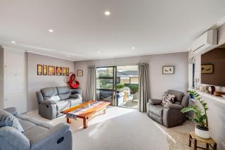 Village Close - prime location in Havelock North! - Havelock North - 3