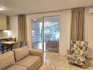 Cozy 2-Bedroom Apartment with Balcony - Lalzit Bay - 4