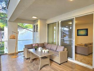 Cozy 2-Bedroom Apartment with Balcony - Lalzit Bay - 7