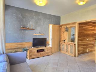 Bright & Airy Apartment with Garden Seating - Lalzit Bay - 1