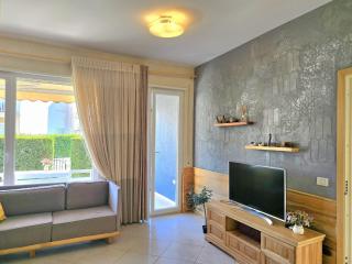 Bright & Airy Apartment with Garden Seating - Lalzit Bay - 4