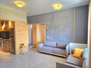 Bright & Airy Apartment with Garden Seating - Lalzit Bay - 2