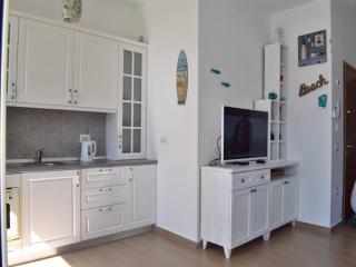 Relaxing 1-Bedroom Getaway with Pool - Lalzit Bay - 9