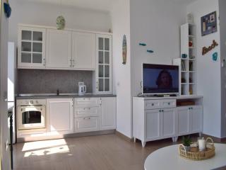 Relaxing 1-Bedroom Getaway with Pool - Lalzit Bay - 1