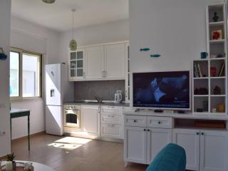 Relaxing 1-Bedroom Getaway with Pool - Lalzit Bay - 2