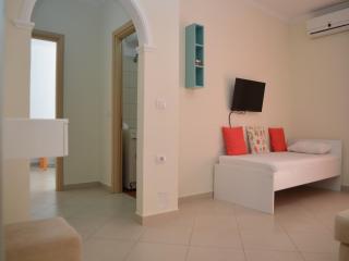 Airy Apartment Near the Seafront - Sarandë - 2