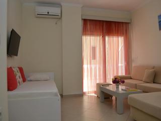 Airy Apartment Near the Seafront - Sarandë - 4