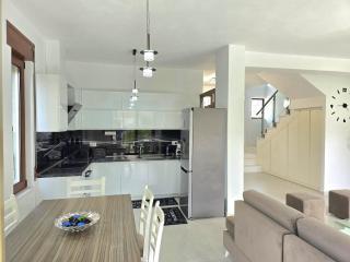 Light-Filled Villa with Garden, Parking - Lalzit Bay - 9