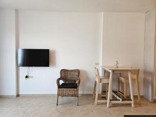 Modern Studio Retreat with Balcony - Sarandë - 2